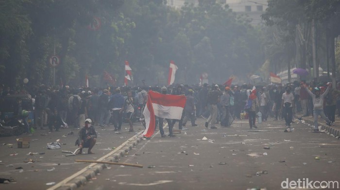 Polisi terus memukul mundur massa demo tolak omnibus law UU Cipta Kerja yang berunjuk rasa di kawasan Patung Kuda Arjuna Wijaya, Jakarta Pusat.