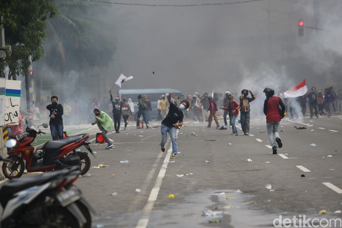 Polisi terus memukul mundur massa demo tolak omnibus law UU Cipta Kerja yang berunjuk rasa di kawasan Patung Kuda Arjuna Wijaya, Jakarta Pusat.