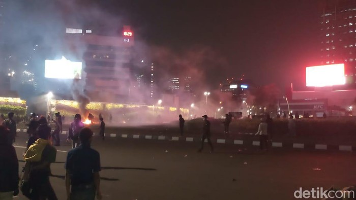 Polisi Pukul Mundur Massa di Tugu Tani ke Arah Pasar Senen