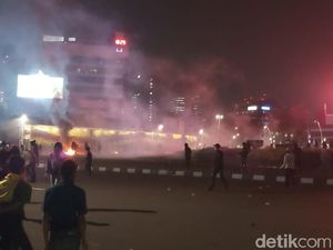 Demo Rusuh, Massa di Tugu Tani Dipukul Mundur ke Arah Pasar Senen