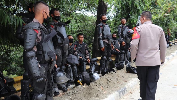 Polisi-TNI Sekat Massa dari Depok yang Mau ke Jakarta
