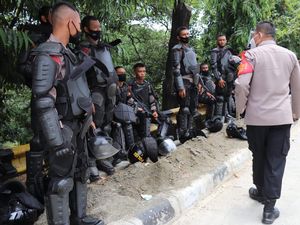 Polisi-TNI Jaga Perbatasan, Sekat Massa dari Depok yang Hendak ke DPR