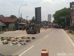 Polisi Blokade Akses Serang-Jakarta Halau Pedemo Bertolak ke Jakarta