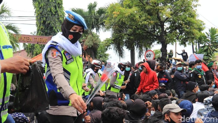 polwan bagi bunga ke pendemo tuban