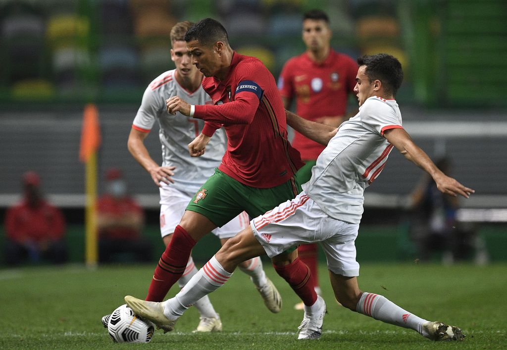 Portugal vs Spanyol LISBON, PORTUGAL - OCTOBER 07: Cristiano Ronaldo, Captain of Portugal is tackled by Sergio Reguilon of Spain during the international friendly match between Portugal and Spain at Estadio Jose Alvalade on October 07, 2020 in Lisbon, Portugal. (Photo by Octavio Passos/Getty Images)