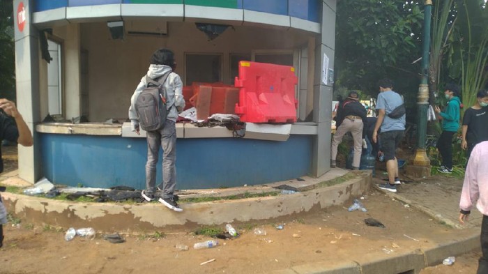 Pos polisi di buaran patung kuda dirusak massa pendemo UU Cipta Kerja.
