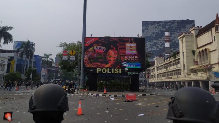 Pos polisi di Harmoni dirusak massa demonstran penolak UU Cipta Kerja.