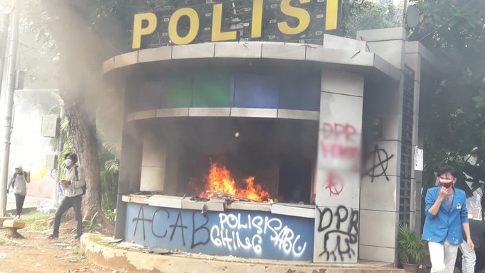 Pospol Patung Kuda Wijaya dibakar massa demo