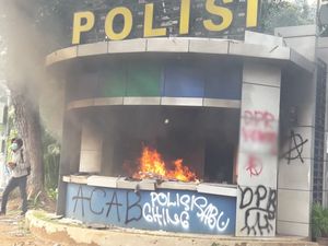 Massa Bakar Pospol Patung Kuda, Polisi Tembakkan Gas Air Mata