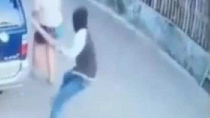 Pria Hantam Perempuan Pakai Balok