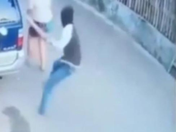 Pria Hantam Perempuan Pakai Balok