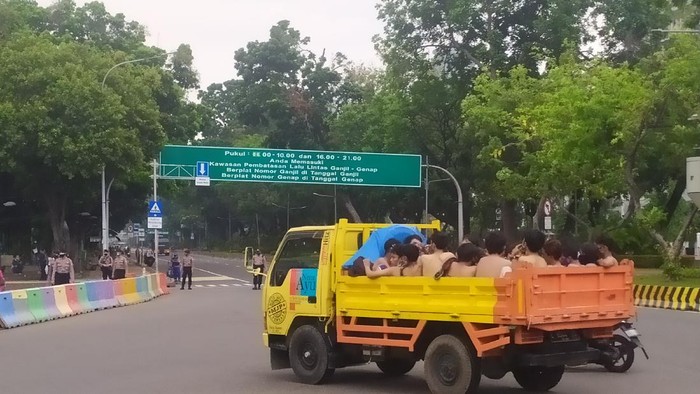 Puluhan pemuda dibawa ke kawasan Monas. Kejadian ini bertepatan dengan rencana aksi penolakan UU Cipta Kerja.