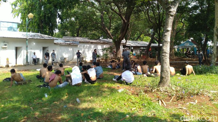Puluhan remaja di sekitar Istana diamankan.