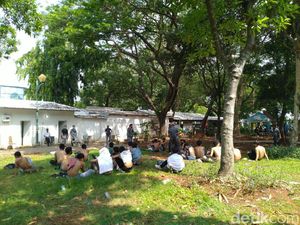 Video Remaja Berseragam SMA Dibekuk Jelang Demo di Depan Istana