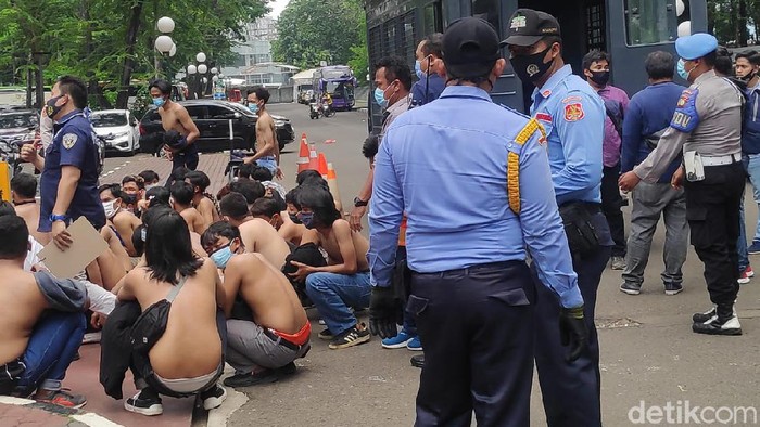 Puluhan remaja diamankan di sekitar Gedung DPR.