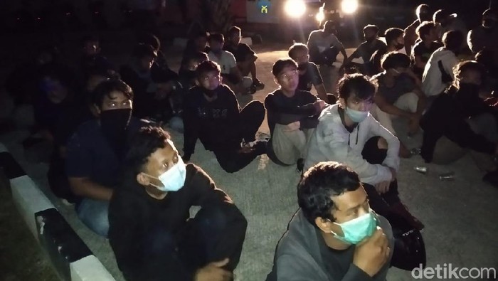 Puluhan siswa dan mahasiswa diamankan terkait demo Omnibus Law di DPRD Kaltim. Ada belasan pelaku terkait perusakan fasilitas umum (Suriyatman/detikcom)