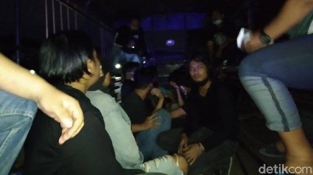 Puluhan siswa dan mahasiswa diamankan terkait demo Omnibus Law di DPRD Kaltim. Ada belasan pelaku terkait perusakan fasilitas umum (Suriyatman/detikcom)