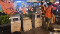 Diketahui, aksi demo tolak Omnibus Law di DPRD DIY diwarnai kericuhan. Massa merusak fasilitas di kantor DPRD DIY, halte bus Trans Jogja dan sejumlah kendaraan. Sebuah restoran di samping DPRD DIY juga terbakar. Polisi sejauh ini mengamankan puluhan orang dari massa aksi. Sementara kantor DPRD DIY ditutup sementara untuk perbaikan.