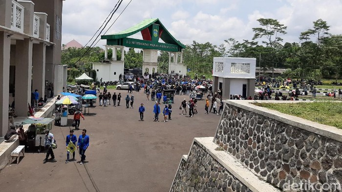 Ratusan mahasiswa di Tasikmalaya kembali berunjuk rasa tolak omnibus law