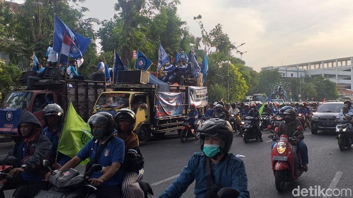 Ribuan buruh dari berbagai kota di Jatim mulai bergerak menuju Gedung Negara Grahadi