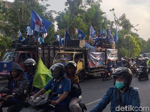 Ribuan Massa Buruh Tolak Omnibus Law Mulai Bergerak ke Gedung Grahadi