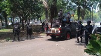 Massa kemudian masuk ke halaman Gedung DPRD Kota Pekalongan yang lokasinya satu kompleks dengan Setda Kota Pekalongan. Di saat massa akan masuk ini, polisi kemudian menembakkan gas air mata.