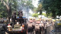 Rentetan tembakan gas air mata sedikit membubarkan kerumunan massa. Asap putih tampak mengepul di sekitar lapangan Mataram.