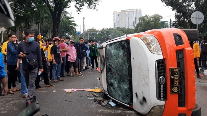 Ricuh demo tolak omnibus law di DPRD Sumsel (Raja Adil-detikcom)