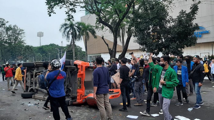 Ricuh demo tolak omnibus law di DPRD Sumsel (Raja Adil-detikcom)
