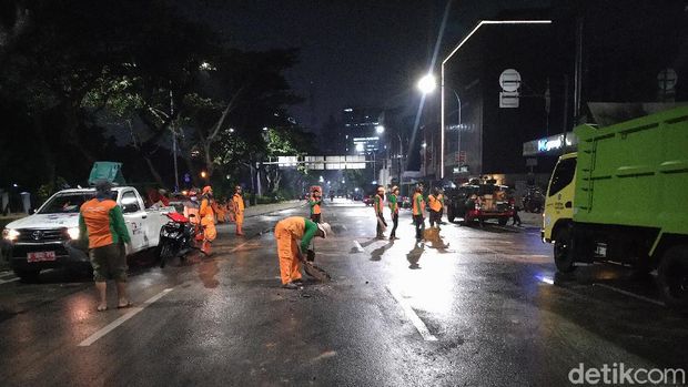 The chaos in Harmoni had subsided.  The vehicles can now pass and the cleaners have begun to comb the rest of the chaos (Sachril Agustin / detikcom)