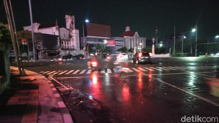 Ricuh di Harmoni sudah reda. Kendaraan sudah dapat melintas dan petugas kebersihan sudah mulai menyisir sisa kericuhan (Sachril Agustin/detikcom)