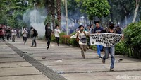Sebelumnya, massa aksi terpaksa dipukul mundur petugas imbasricuh di Patung Kuda.
