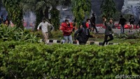 Polisi berhasil membuat massa demonstrasi penolak UU Cipta Kerja yang terpusat di sekitar patung kuda Arjuna Wihaha, Jakarta Pusat, kocar-kacir. 