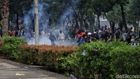 Massa terlihat berlarian ke Jalan Medan Merdeka Selatan, tapatnya di depan kantor Gubernur Anies Baswedan.