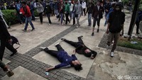 Sementara itu, beberapa massa aksi terlihat terkapar.