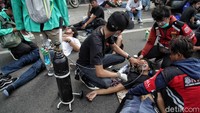 Beberapa dari mereka mendapat perawatan usai terpapar gas air mata.