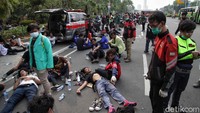 Lainnya terlihat beristirahat.