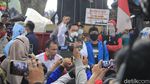 Ridwan Kamil Temui Massa Aksi Tolak Omnibus Law di Bandung