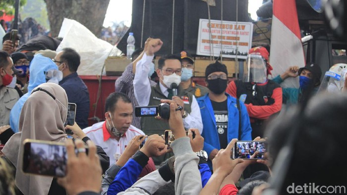 Gubernur Jawa Barat, Ridwan Kamil, menemui massa buruh dan mahasiswa yang melakukan aksi menolak Omnibus Law Cipta Kerja di depan Gedung Sate, Kota Bandung.