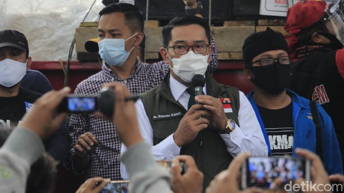 Gubernur Jawa Barat, Ridwan Kamil, menemui massa buruh dan mahasiswa yang melakukan aksi menolak Omnibus Law Cipta Kerja di depan Gedung Sate, Kota Bandung.