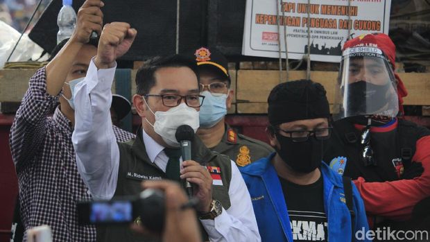 Gubernur Jawa Barat, Ridwan Kamil, menemui massa buruh dan mahasiswa yang melakukan aksi menolak Omnibus Law Cipta Kerja di depan Gedung Sate, Kota Bandung.