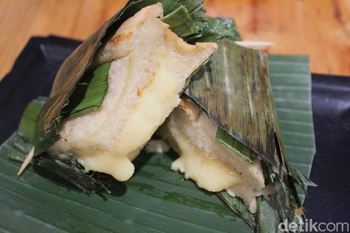 Unik Satu satunya di Indonesia Roti Bakar Bungkus Daun Pisang