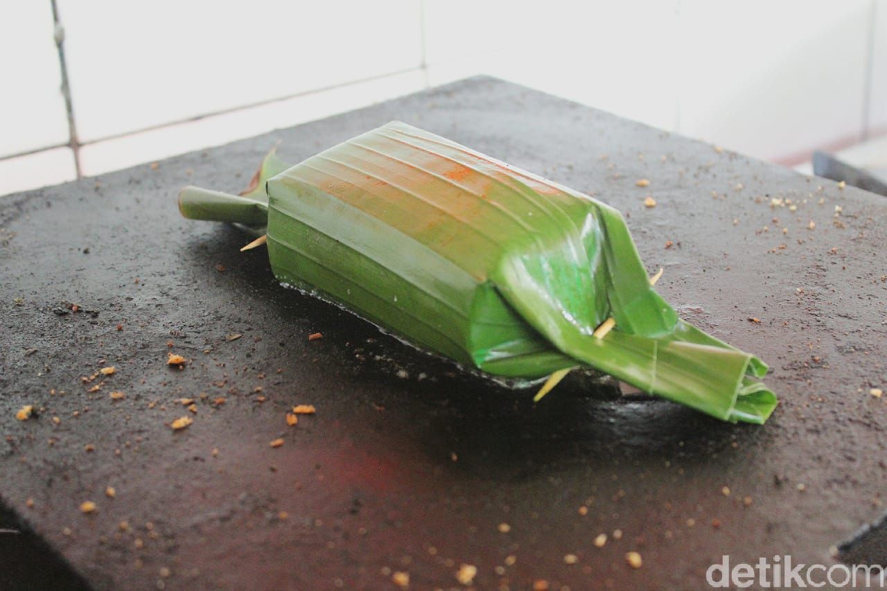 Unik! Satu-satunya di Indonesia Roti Bakar Bungkis Daun Pisang