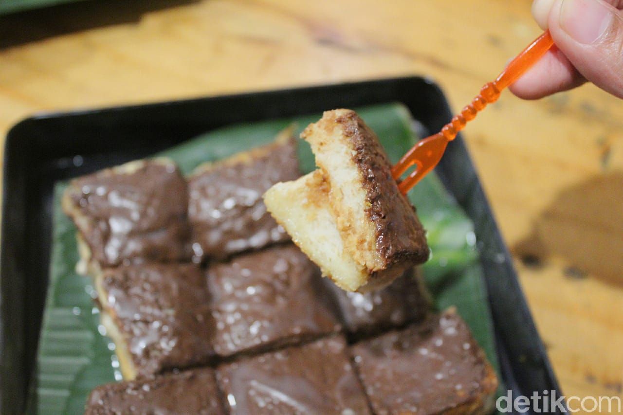 Unik! Satu-satunya di Indonesia Roti Bakar Bungkis Daun Pisang