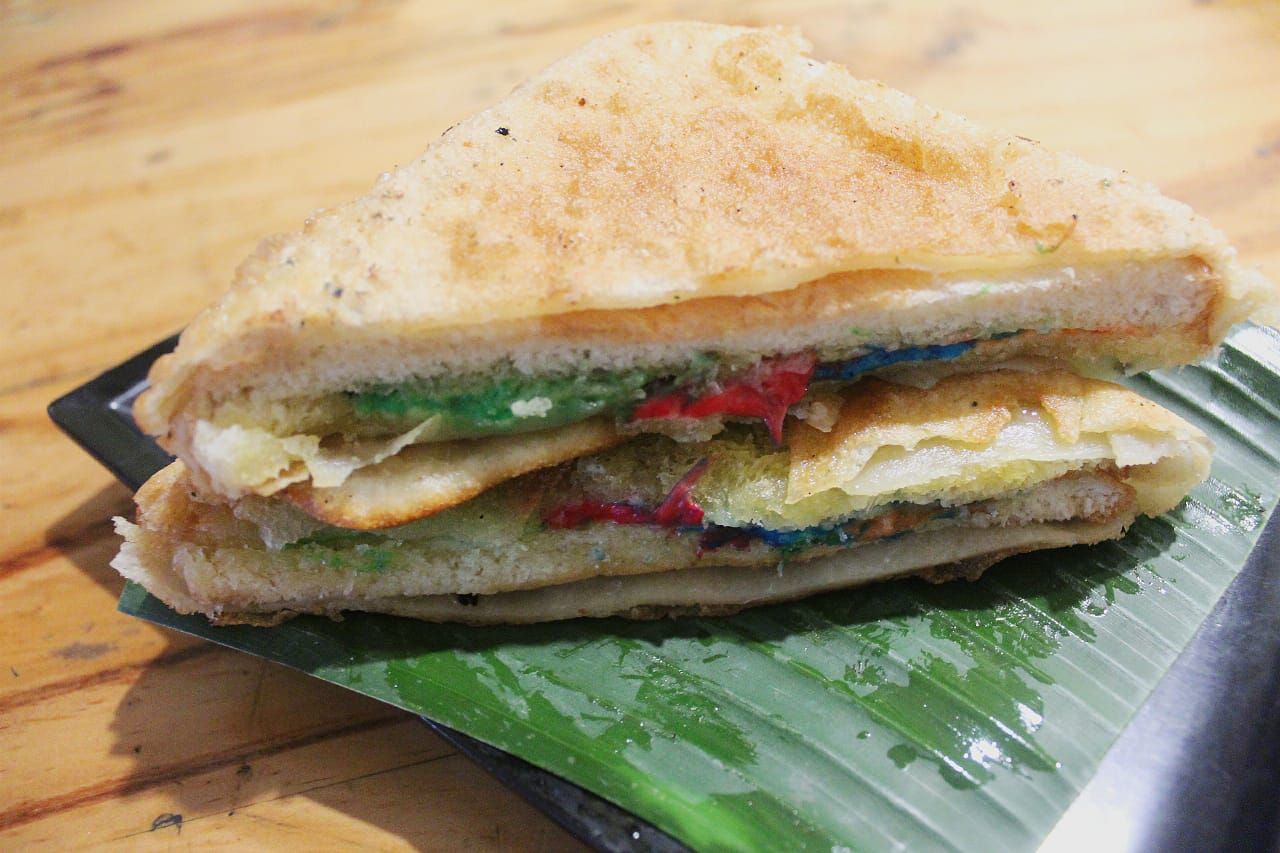 Unik! Satu-satunya di Indonesia Roti Bakar Bungkis Daun Pisang