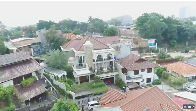 Inilah penampilan luar rumah mewah Denny Cagur. Rumah tersebut hadir dalam desain arsitektur bergaya mediterania modern. Berbagai fasilitas mewah ada di rumah tersebut, mulai dari lift hingga ruang karaoke yang pembuatannya menelan biaya hingga Rp 250 juta. (Foto: YouTube/Trans7 Official)