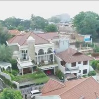 Inilah penampilan luar rumah mewah Denny Cagur. Rumah tersebut hadir dalam desain arsitektur bergaya mediterania modern. Berbagai fasilitas mewah ada di rumah tersebut, mulai dari lift hingga ruang karaoke yang pembuatannya menelan biaya hingga Rp 250 juta. (Foto: YouTube/Trans7 Official)