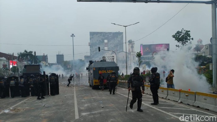 Rusuh Lagi! Massa Bergerak ke Simpang Harmoni, Lempar Batu-Petasan ke Polisi