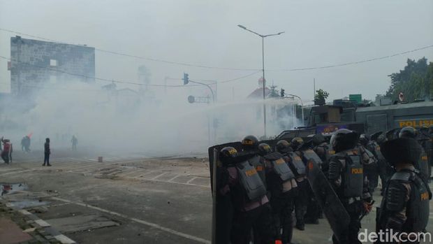 Rusuh Lagi! Massa Bergerak ke Simpang Harmoni, Lempar Batu-Petasan ke Polisi