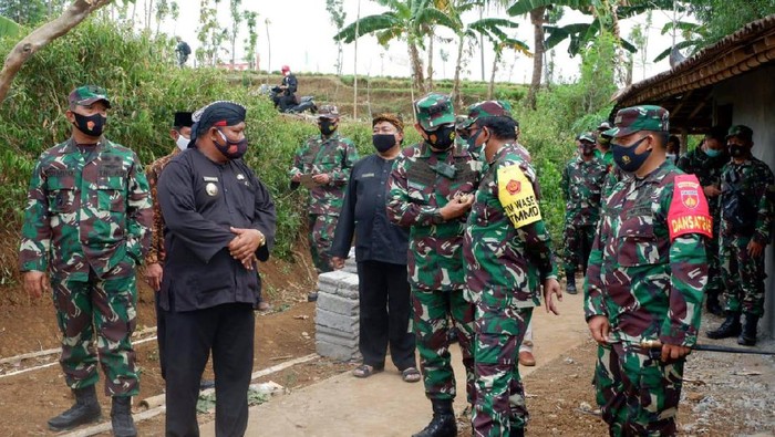Saat TNI Manunggal Masuk Desa Hadir di Karanganyar Meski ditengah pandemi, TMMD tetap bisa mengerjakan segala sesuatunya dengan protokol kesehatan ketat. Hasilnya dari seluruh kegiatan pelaksanaan TMMD itu pun sudah terlihat.